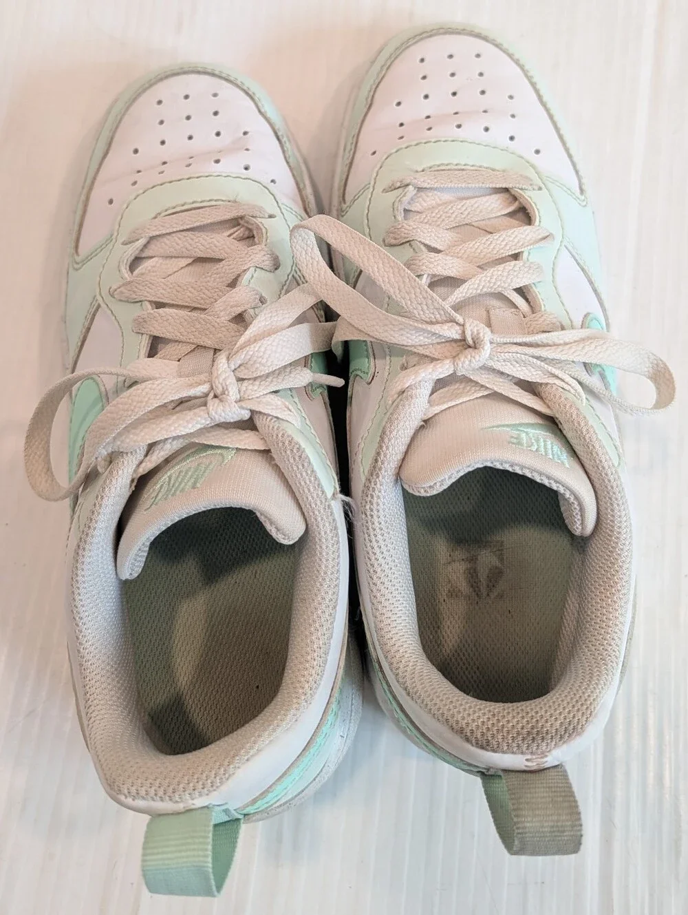 NIKE Low Top Sneakers in Mint & White Size 4 Youth